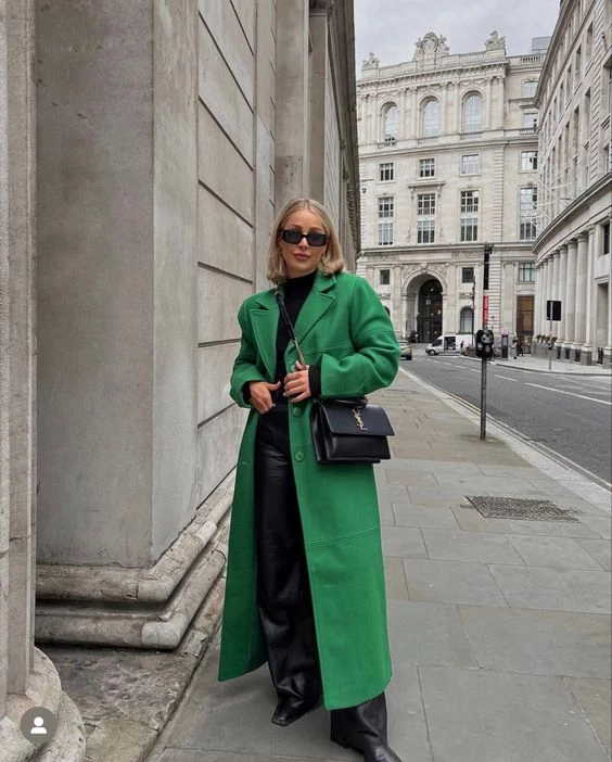 Look con tapado verde