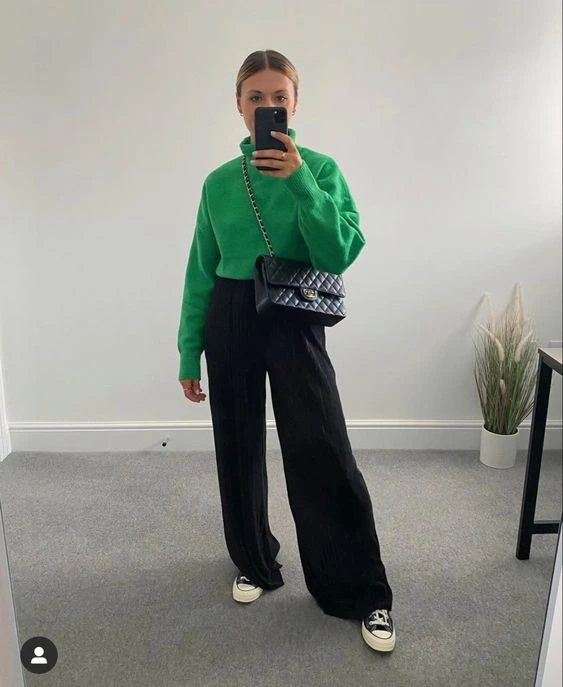 Look con una prenda verde