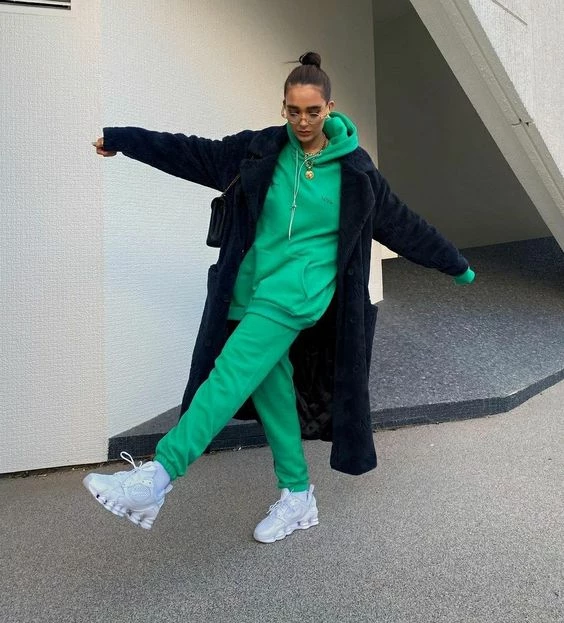 Look de buzo y pantalón jogger en color verde