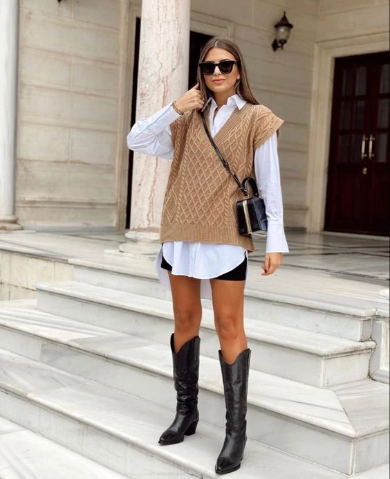 Look en tonos neutros con textura