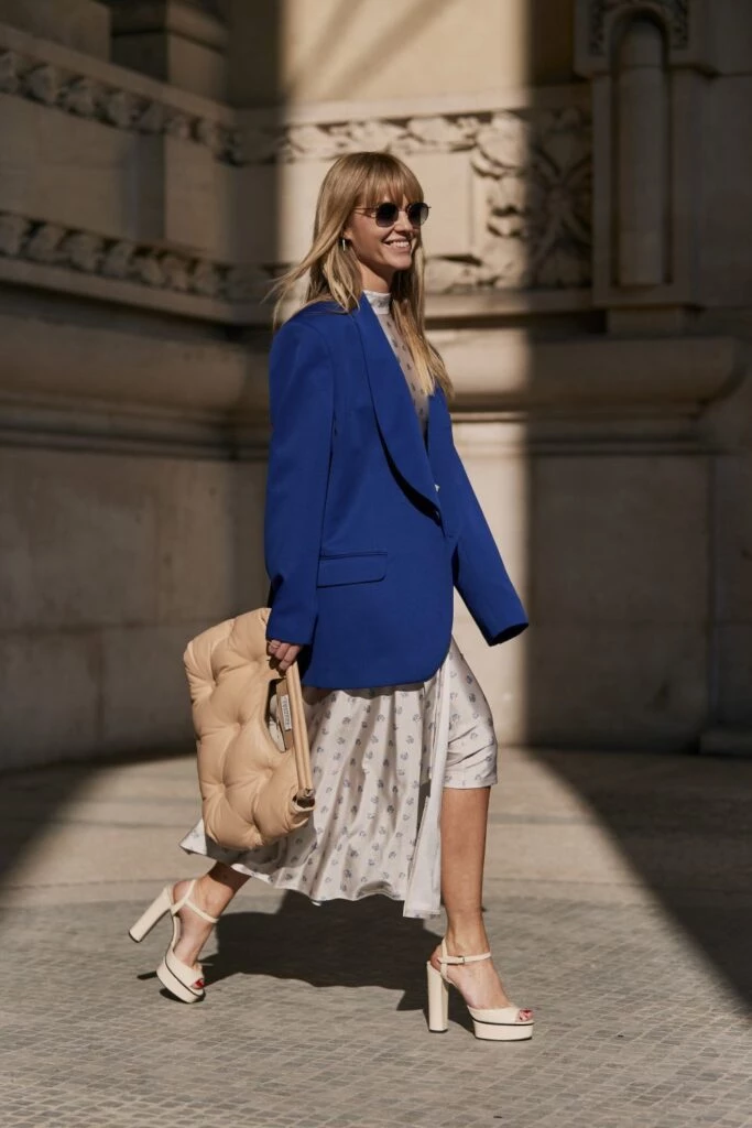 looks street style con blazer y vestido otoño 2023