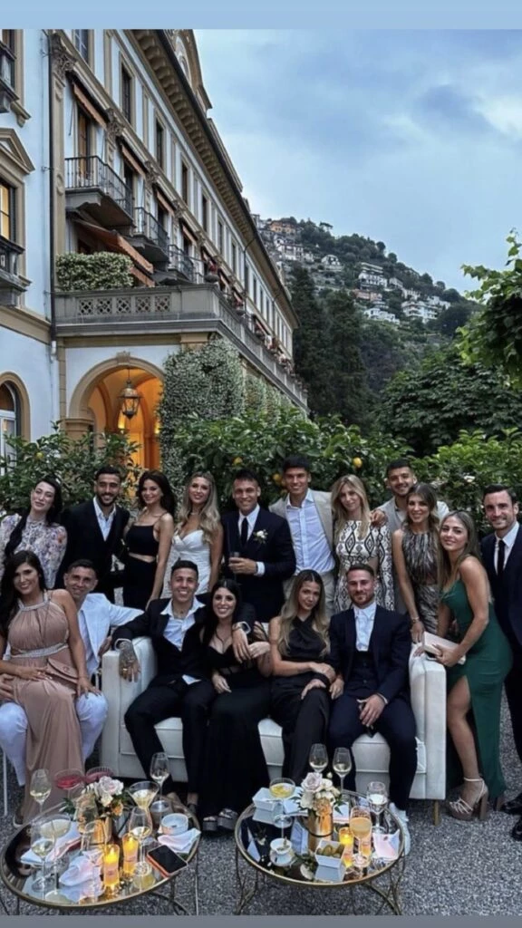 Los jugadores y sus esposas en el casamiento de Lautaro Martínez
