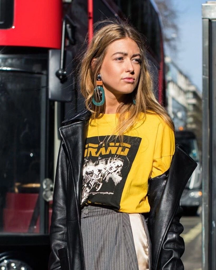 Los mejores looks con básicos para el fin de semana XXL remera estampada