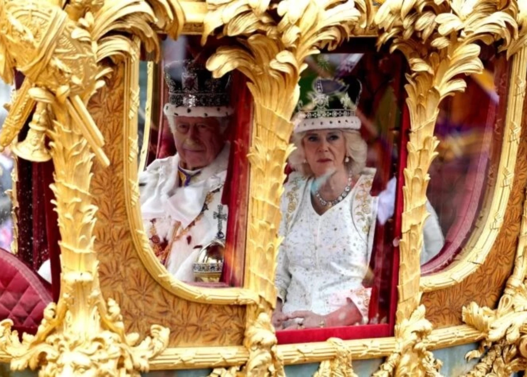 Los mensajes ocultos en el vestido de la reina Camilla