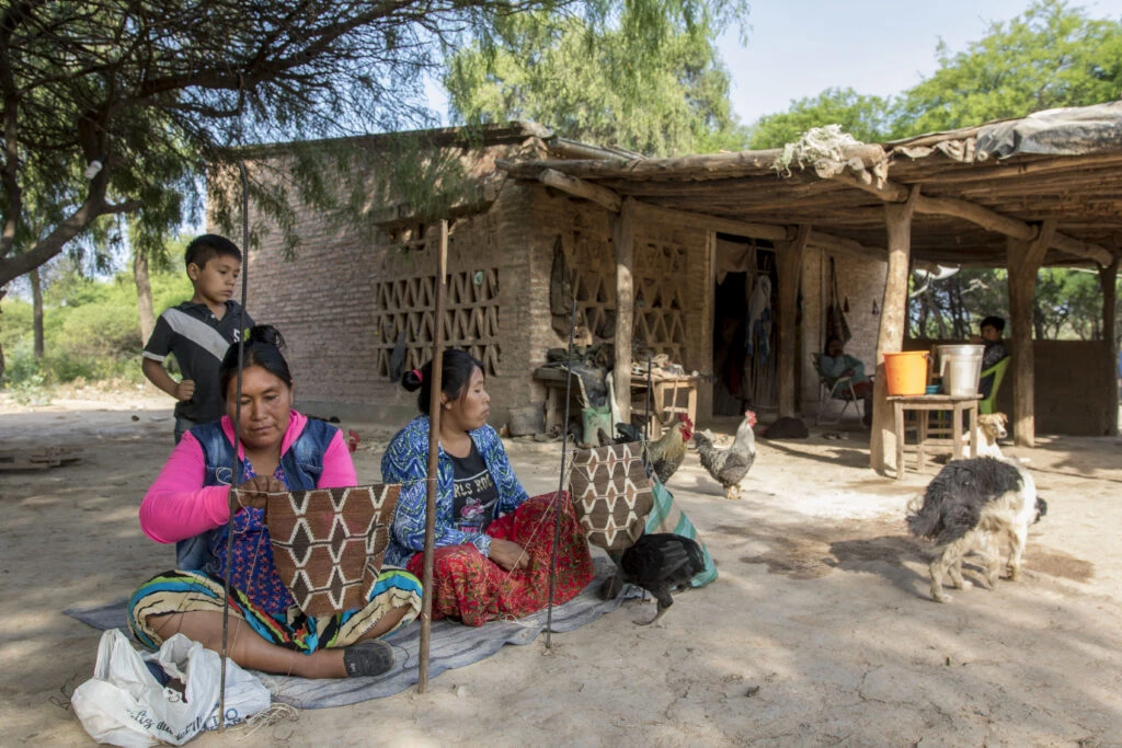 Artesanas tejiendo chaguar