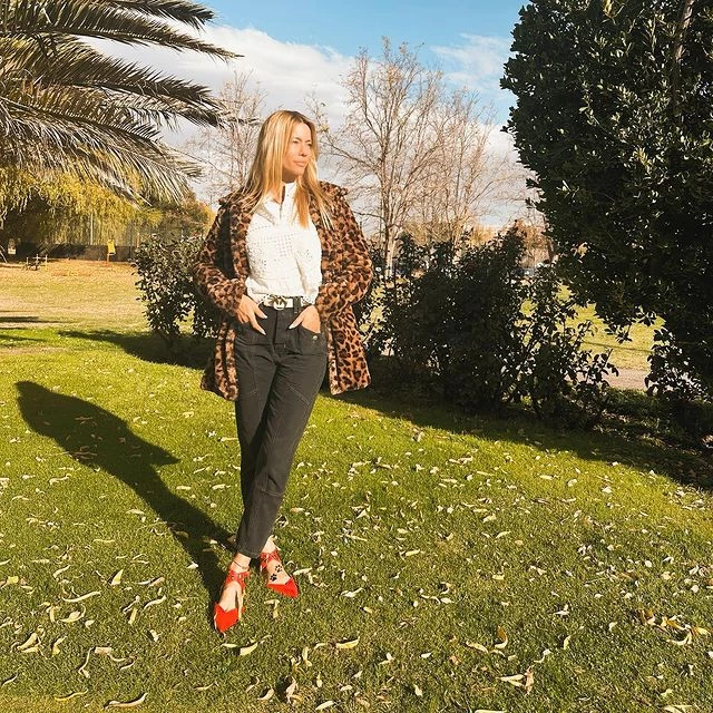 Nicole Neumann cautivó con su abrigo animal print