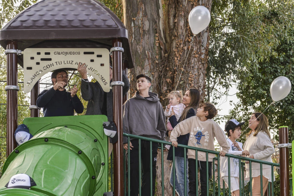 Pampita y familia en la inauguración de la plaza nueva