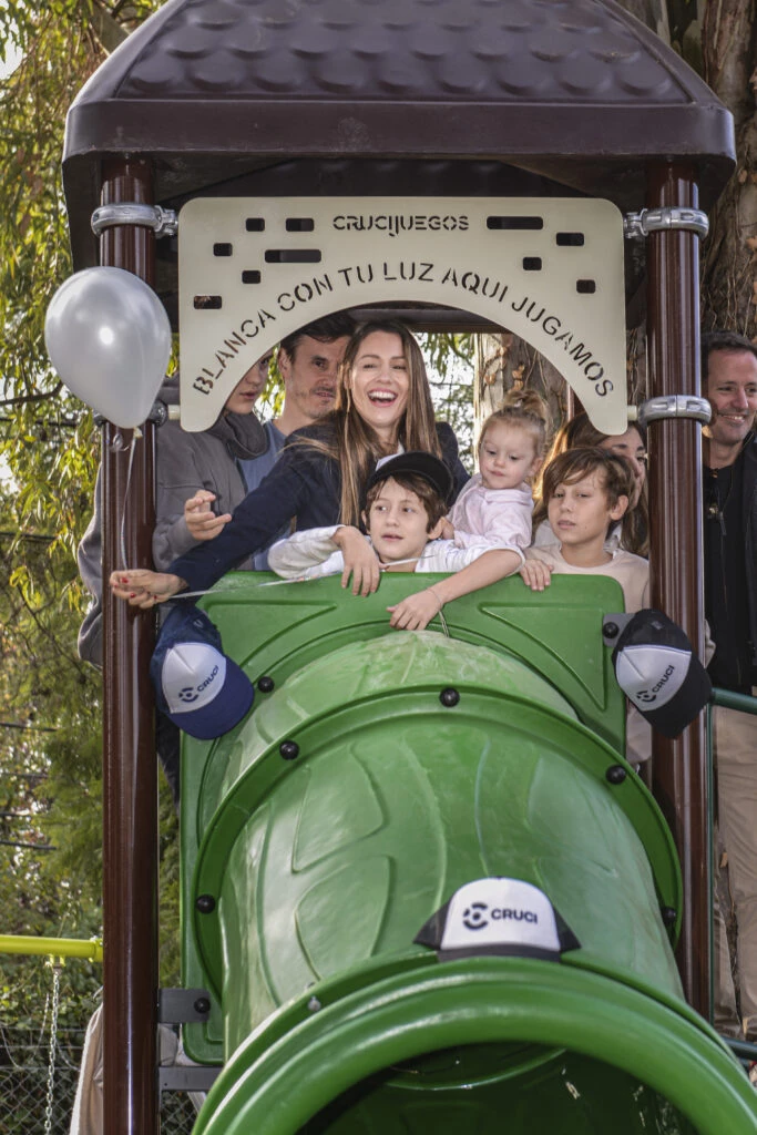 Pampita y familia en la inauguración de una nueva plaza en memoria de Blanca