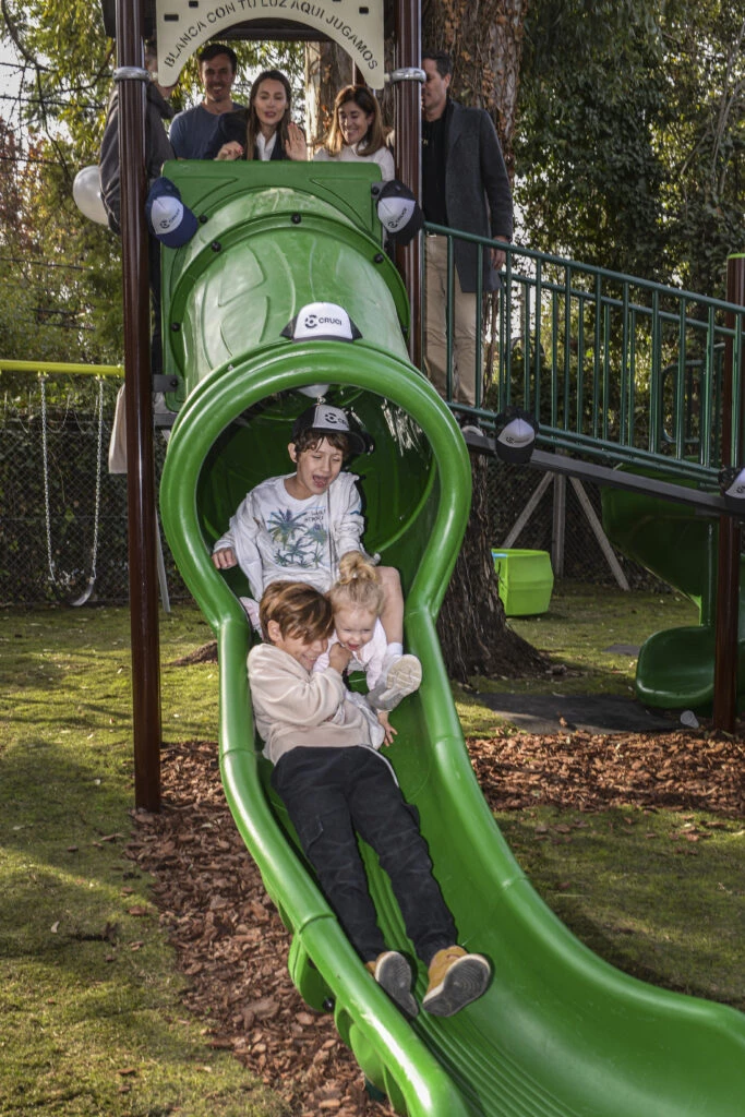 Los hijos de Pampita juegan en la plaza donada en memoria de Blanca
