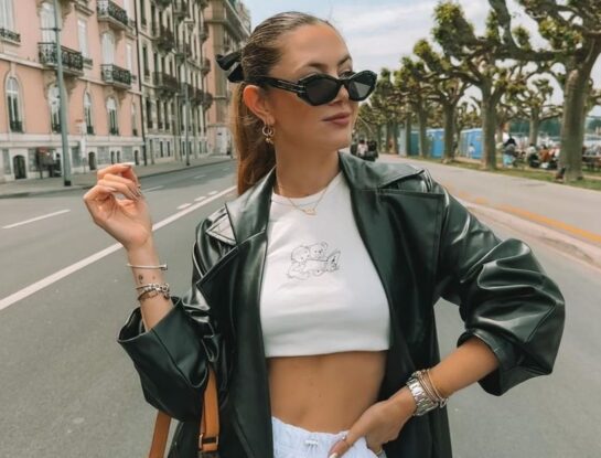 El accesorio chic de Stephanie Demner en sus vacaciones por Europa