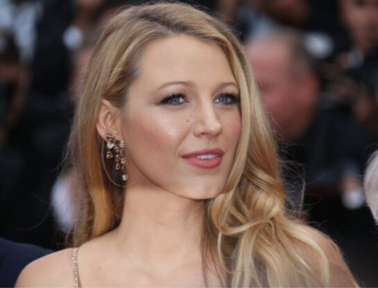 Blake Lively sorprende con un melena rizada con mucho volumen