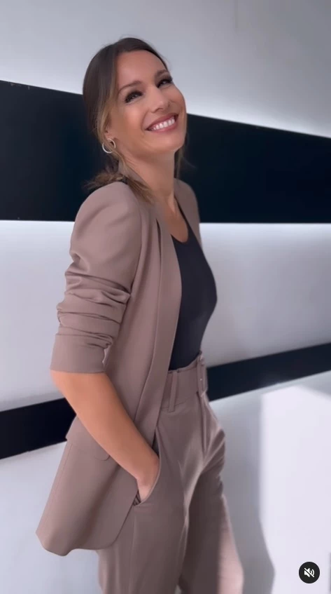 Pampita con look sastrero