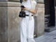 Pantalón blanco, la prenda que vamos a querer usar este otoño. Foto: Pinterest.