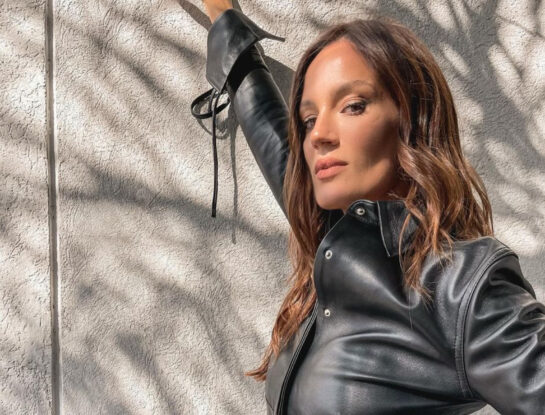 Paula Chaves deslumbró con su look motomami