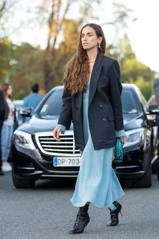 looks street style con blazer y vestido otoño 2023