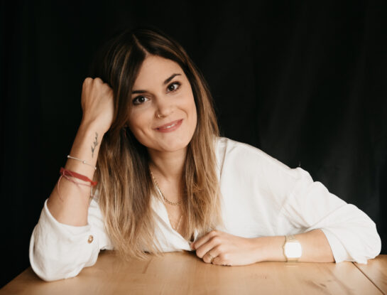 Quién es Elvira Sastre, la joven española que combina música y poesía en el escenario