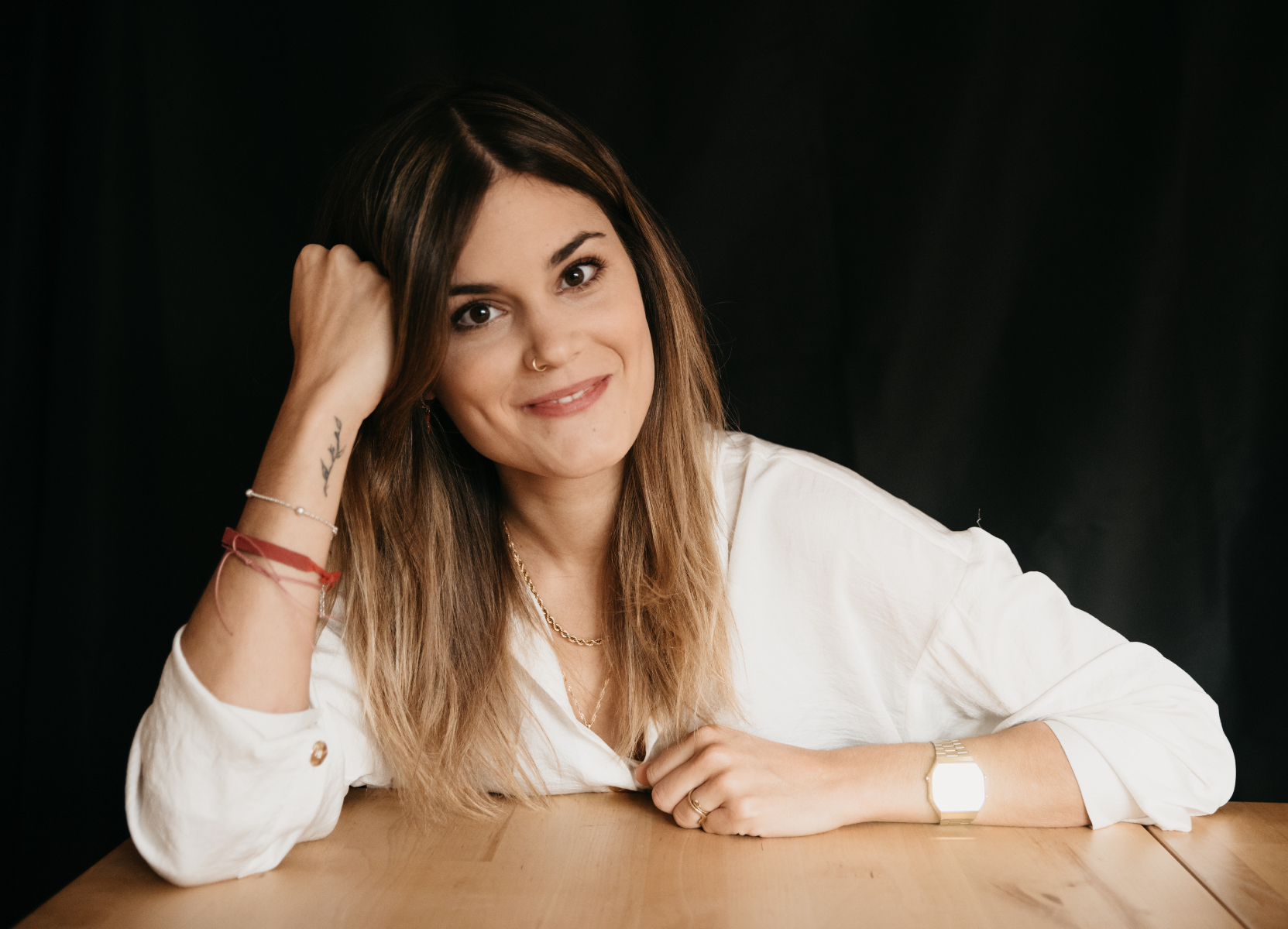 Quién es Elvira Sastre, la joven española que combina música y poesía en el escenario