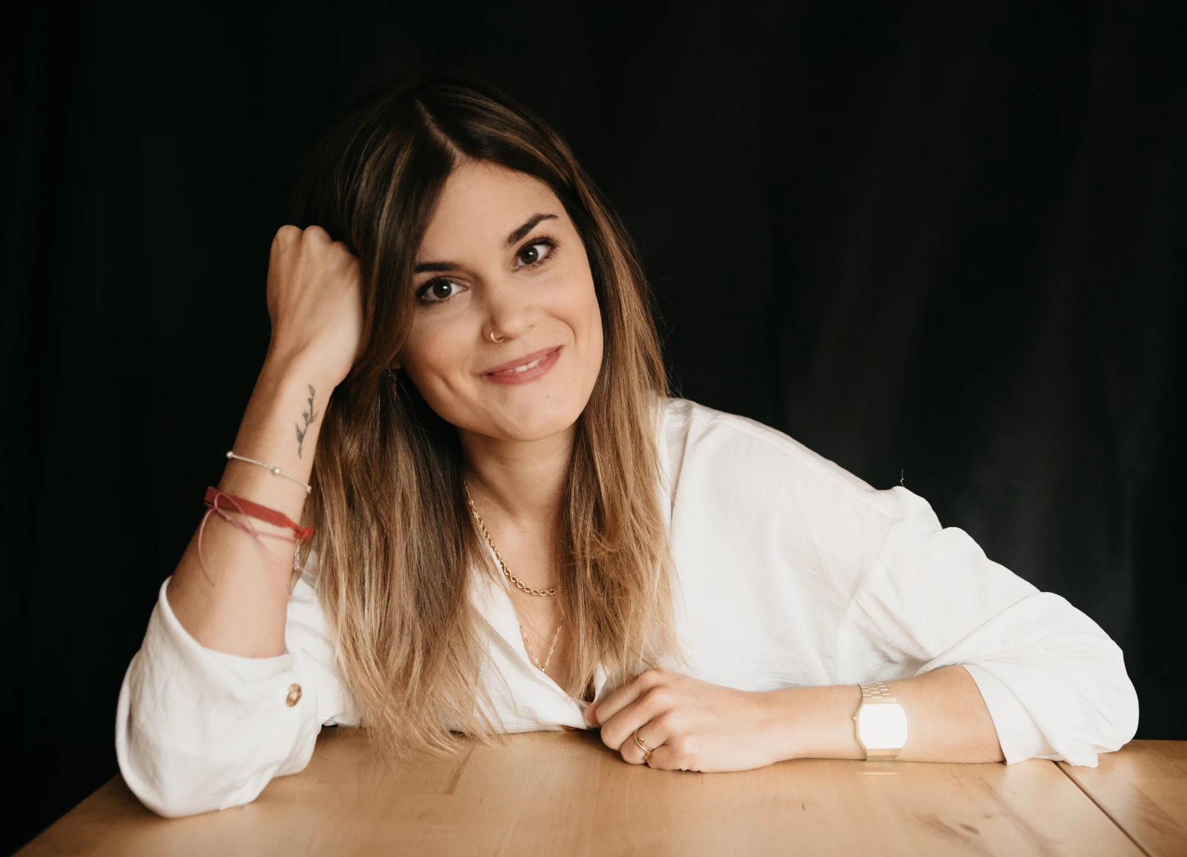 Quién es Elvira Sastre, la joven española que combina música y poesía en el escenario