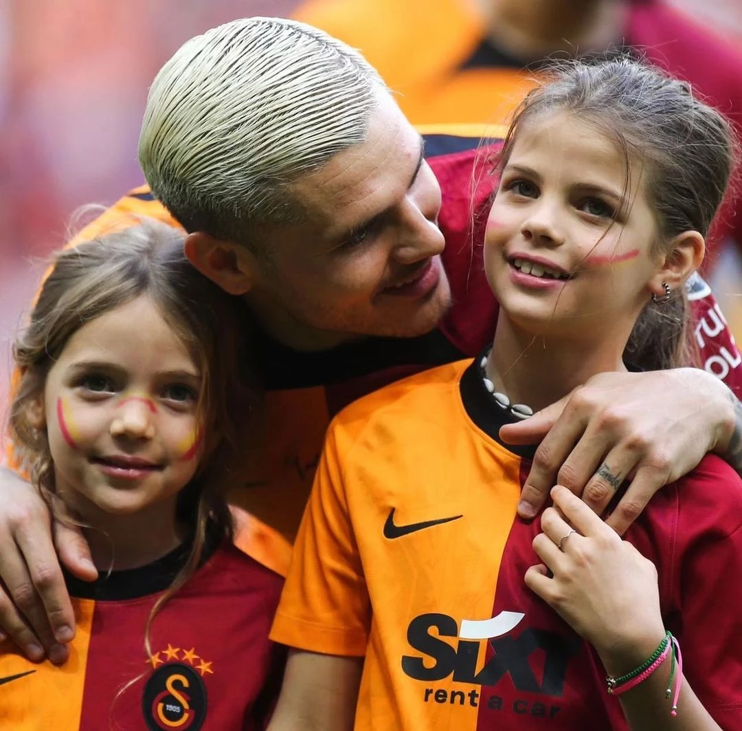 Mauro Icardi y sus hijas en el partido juntos