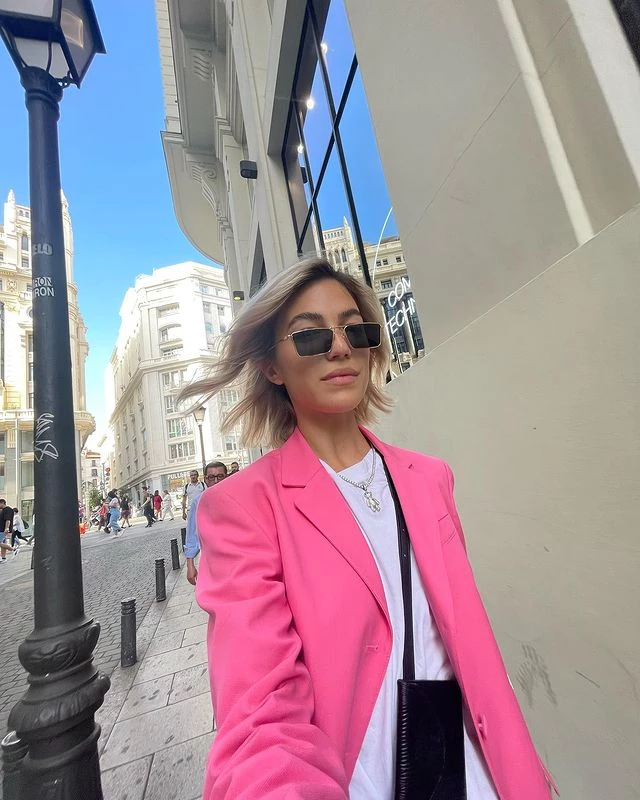 Stefi Roitman lució un blazer barbiecore