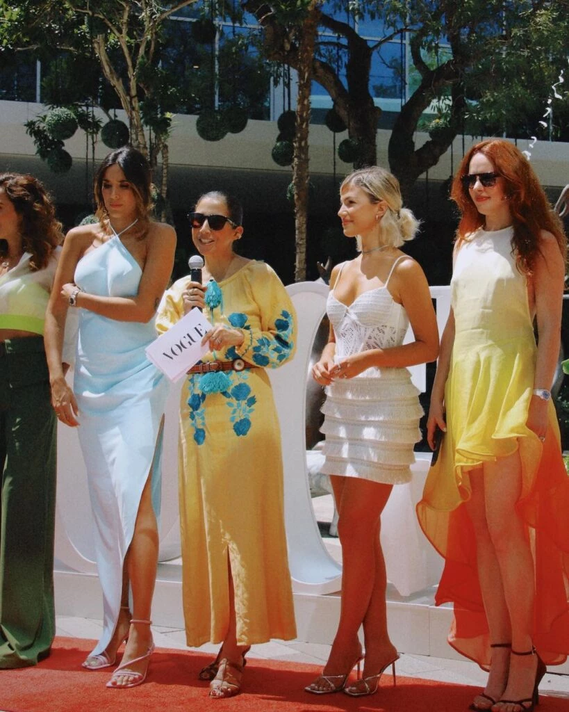 Stefi Roitman lució un look total white que se destacó por sus flecos