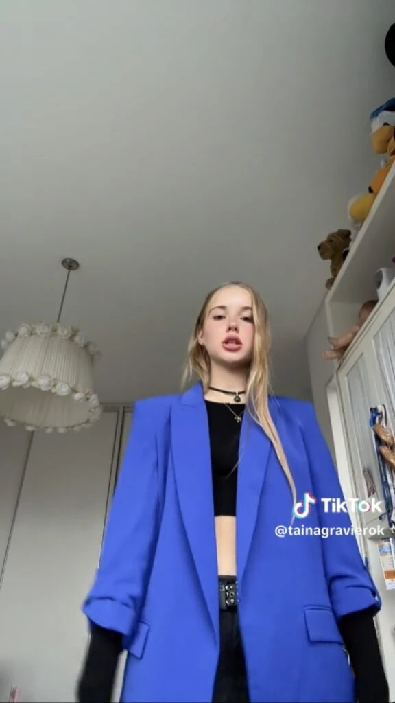 Taína llevó un blazer azul Francia, el color de la temporada