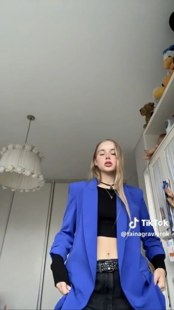 Taína llevó un blazer azul Francia, el color de la temporada. Foto: TikTok.