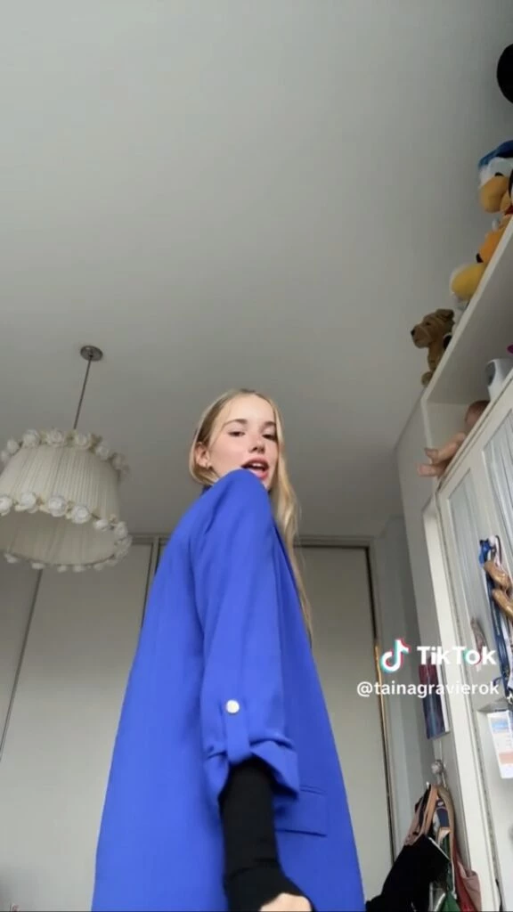 Taína llevó un blazer azul Francia, el color de la temporada. Foto: TikTok.