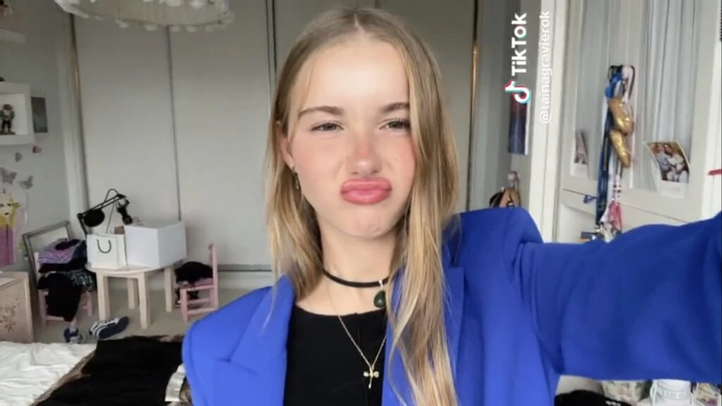 Taína llevó un blazer azul Francia, el color de la temporada. Foto: TikTok.