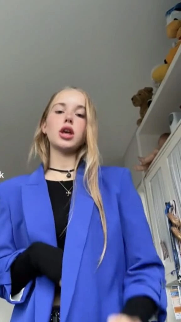 Taína llevó un blazer azul Francia, el color de la temporada. Foto: TikTok.