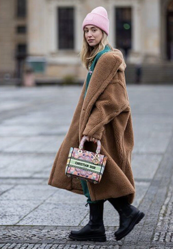 Tendencia peluche, lo último en materia fashion que vamos a ver este otoño 2023. Foto: Pinterest.