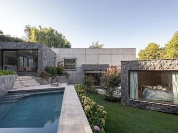 "Casa Trapenses", una vivienda casa cálida y moderna que combina piedra y hormigón visto.