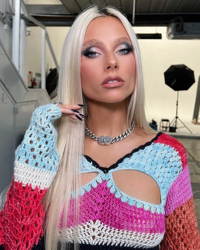 Valentina Zenere cautivó con su look tejido