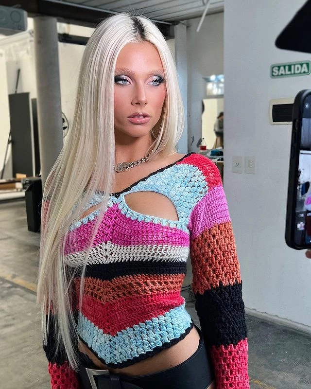 Valentina Zenere cautivó con su prenda multicolor