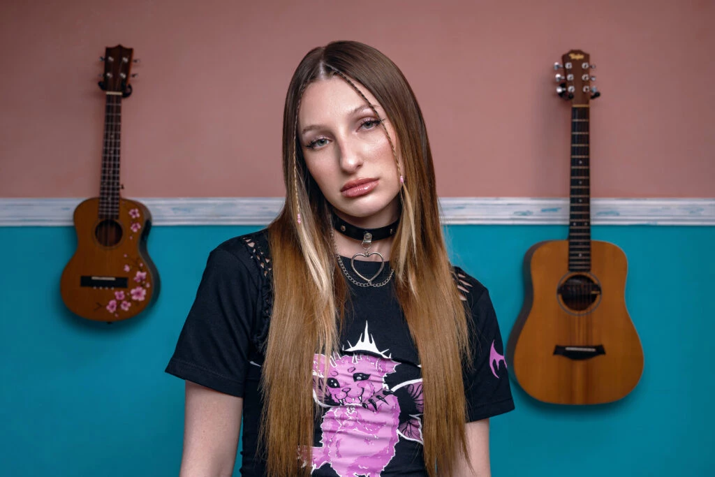 Yami Safdie, la joven que hacía covers en Tik Tok y ahora la rompe con sus canciones