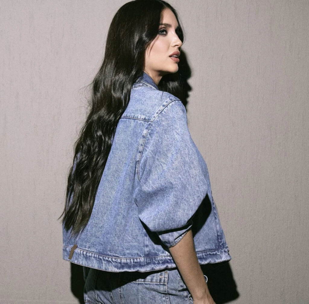 Zaira Nara apostó por el jean sobre jean. Foto: Instagram.