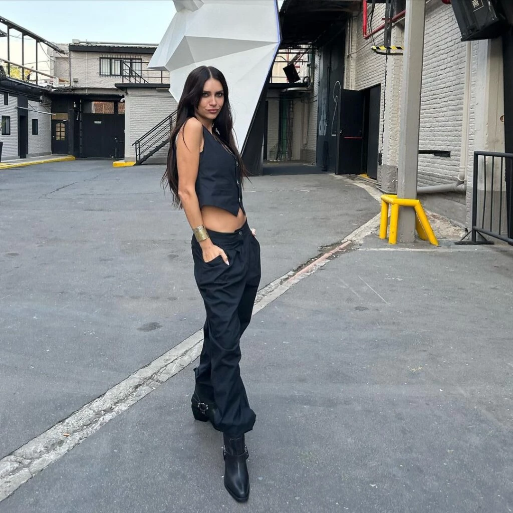 Zaira Nara con look sastrero y botas