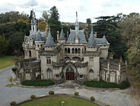 Historias de Cemento: Castillo de Naveira, la curiosa mansión escondida en un bosque de Luján