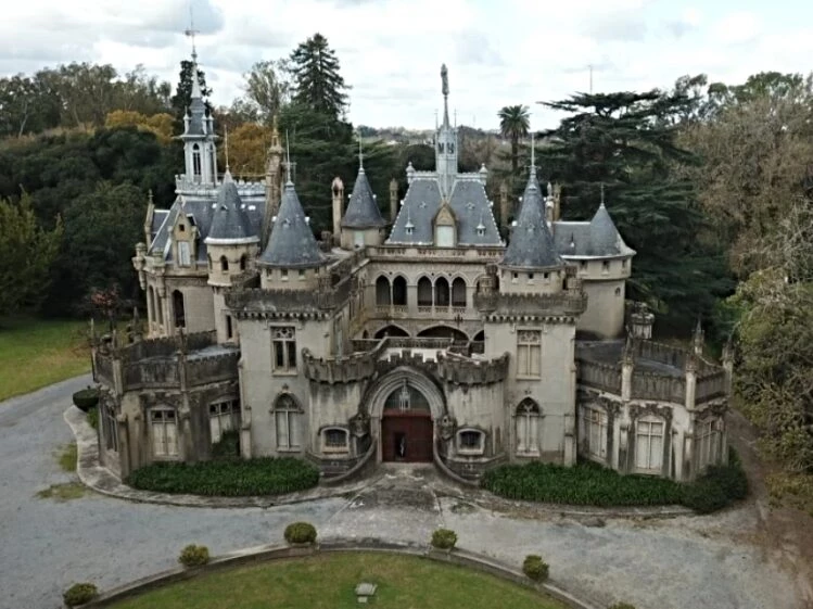 Historias de Cemento: Castillo de Naveira, la curiosa mansión escondida en un bosque de Luján