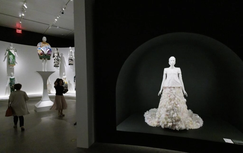 El Met reúne el legado de Lagerfeld, diseñador "erudito" y empresario de moda