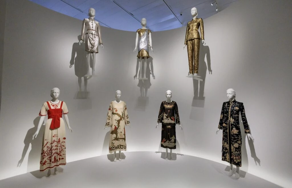 El Met reúne el legado de Lagerfeld, diseñador "erudito" y empresario de moda