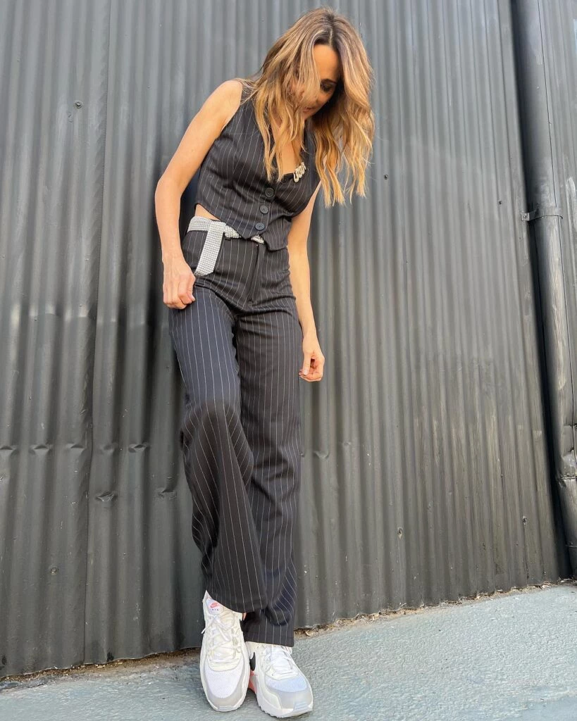 famosas con looks sastreros