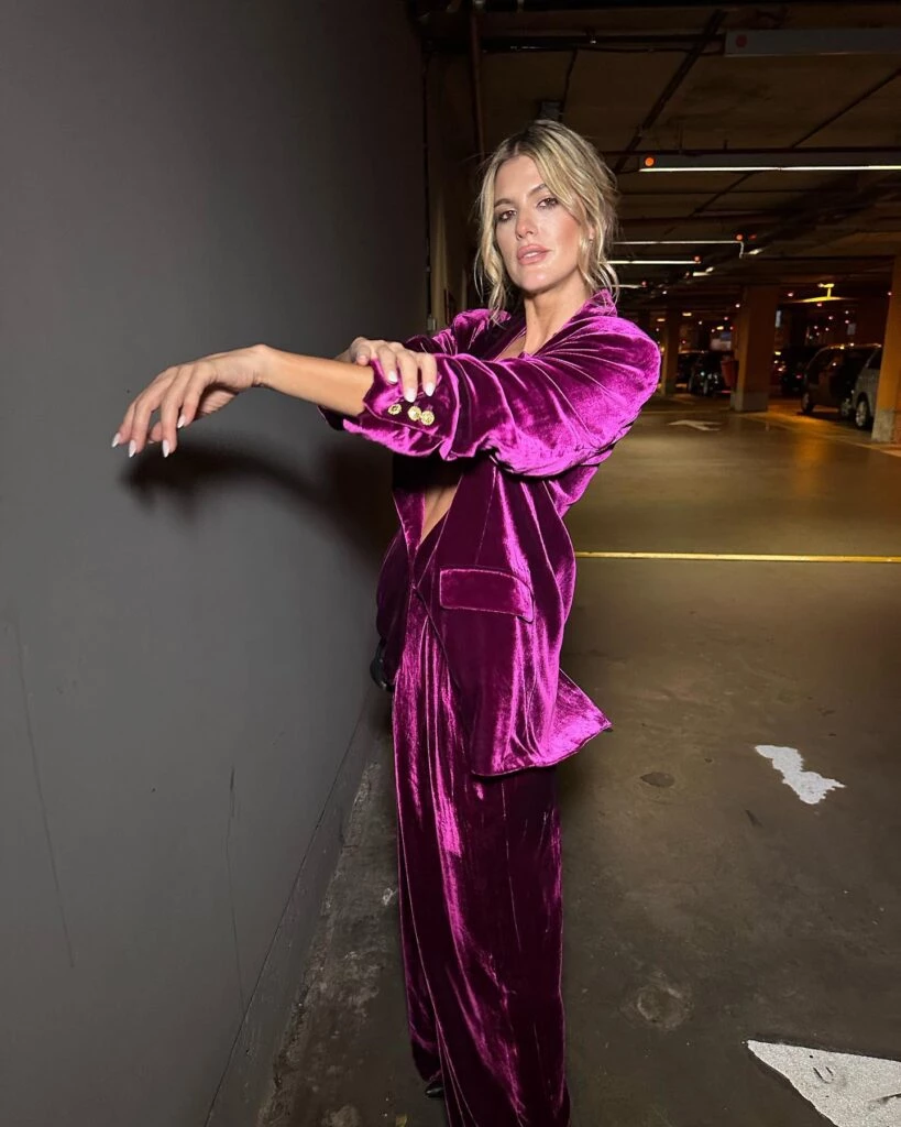 famosas con looks sastreros