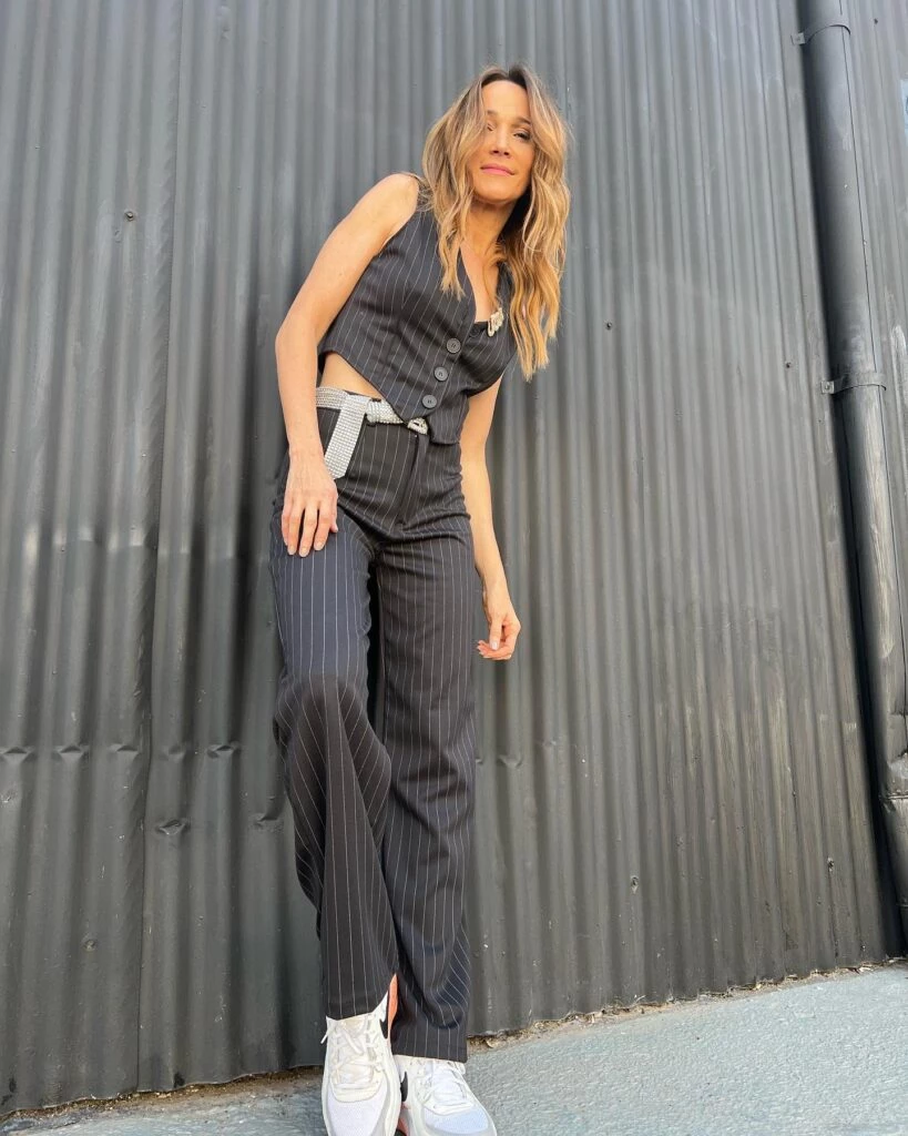 famosas con looks sastreros