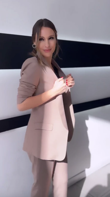 famosas con looks sastreros