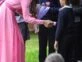 Kate Middleton hablando con unos niños en el Chelsea Flower show. Foto: Instagram.