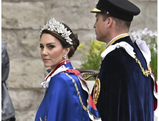 Kate Middleton impactó con su look en la Coronación de Carlos III: llevó capa y tocado floral