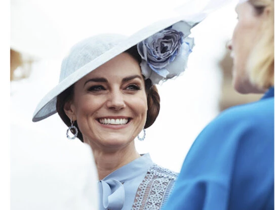 Kate Middleton deslumbró con un look lady en el tradicional té inglés de los jardines de Buckingham