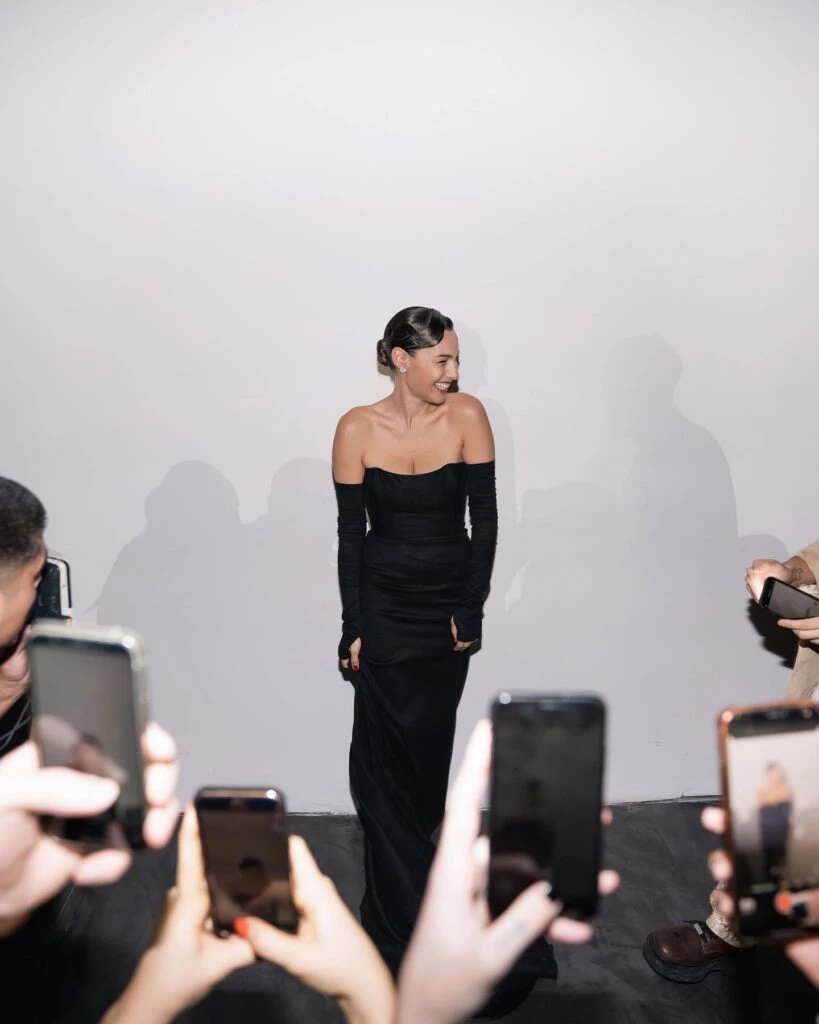 Pampita impactó con un look old Hollywood