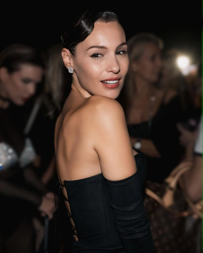 Pampita impactó con un look old Hollywood